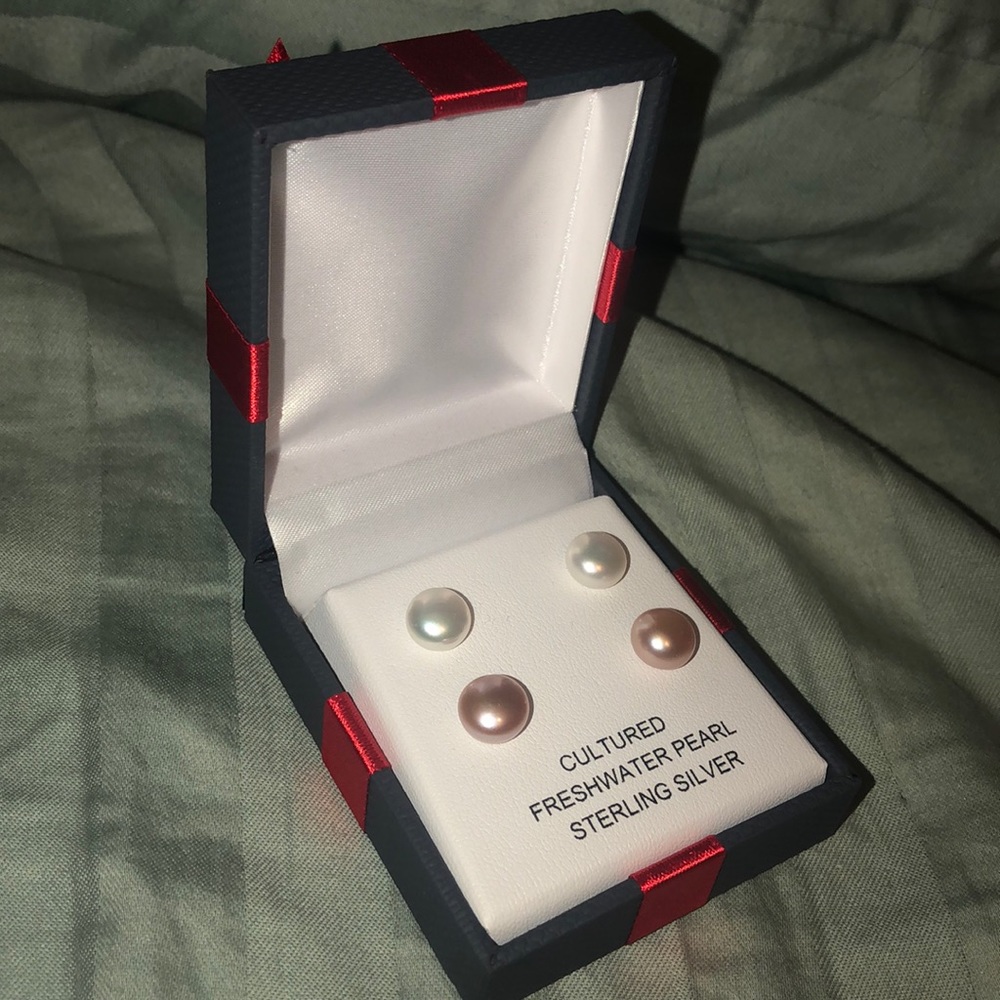 2 Piece stud set of Pearls